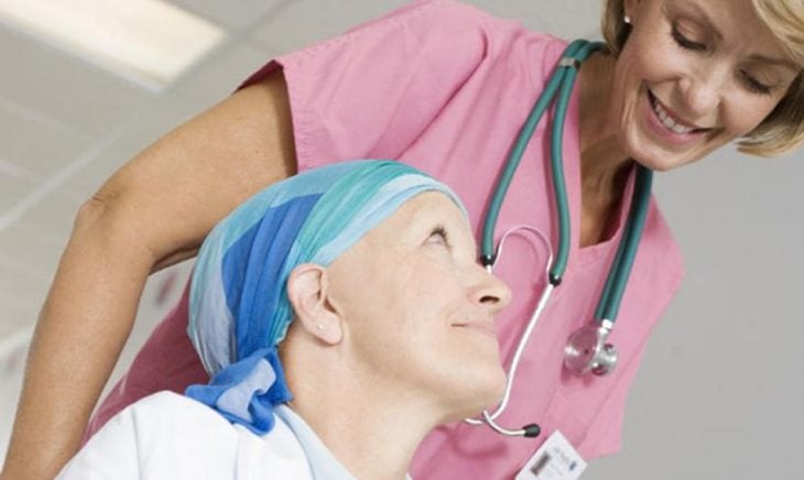 Enfermera atendiendo a persona con cáncer