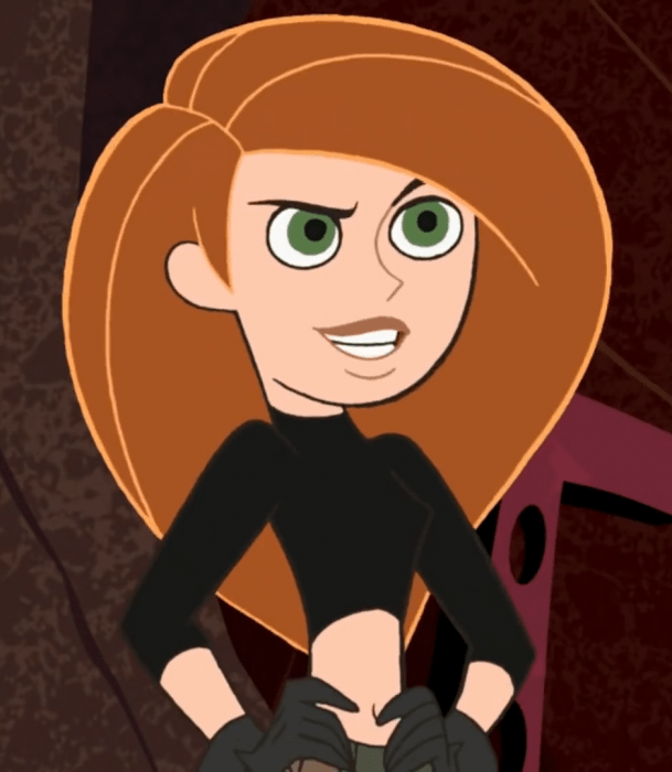 Kim Possible con un rostro molesto y parada con las manos en las caderas esperando 