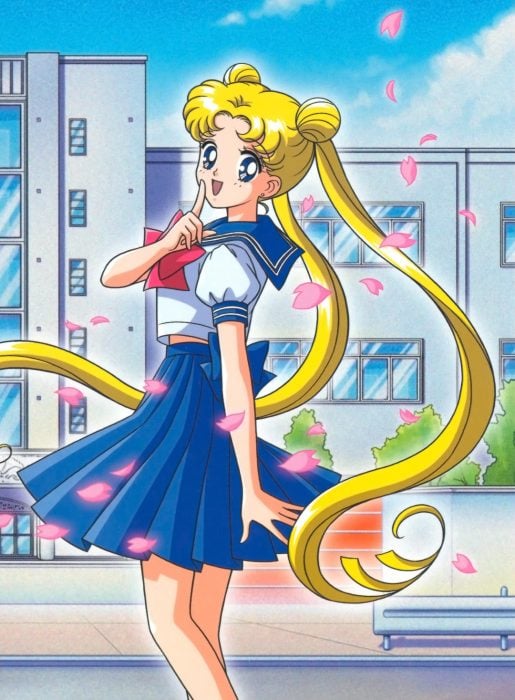 Serena de la caricatura Sailor Moon parada de espaldas y con el rostro hacia enfrente posando para una foto 