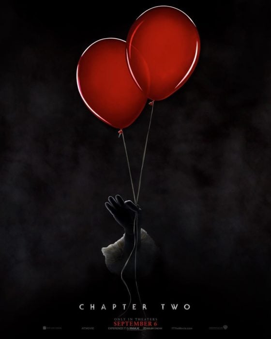 Mano de payasos sosteniendo dos globos, poster oficial de la película It: Capítulo 2 