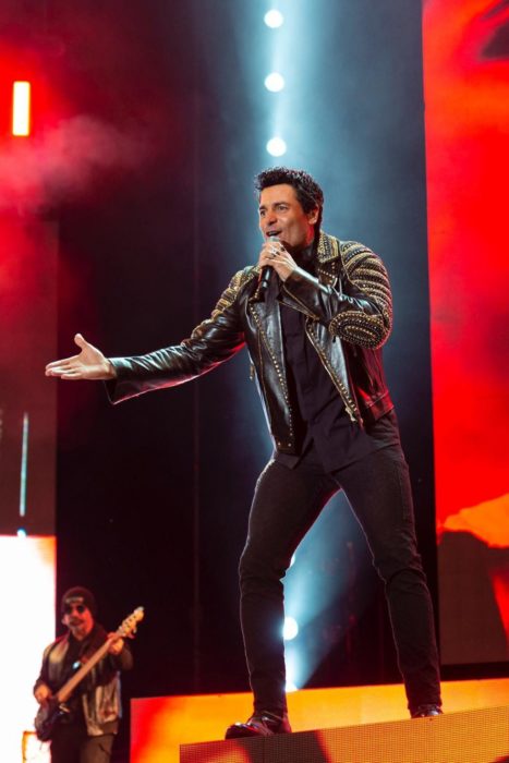 Cantante Chayanne en uno de sus conciertos interpretando una canción romantica 