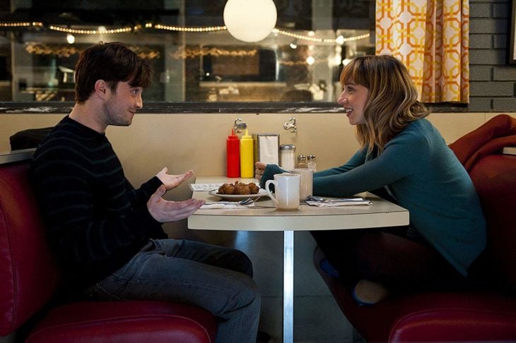 Pareja de novios dentro de una cafetería, charlando y bebiendo café, escena de la película What If, Daniel Radcliffe 