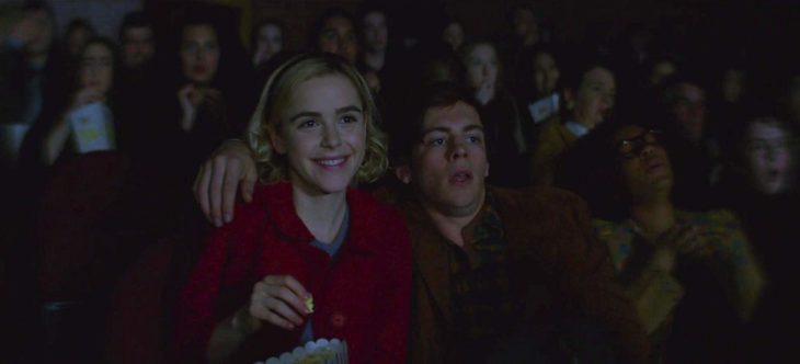 Harvey abrazado a Sabrina, escena de la serie El mundo oculto de Sabrina