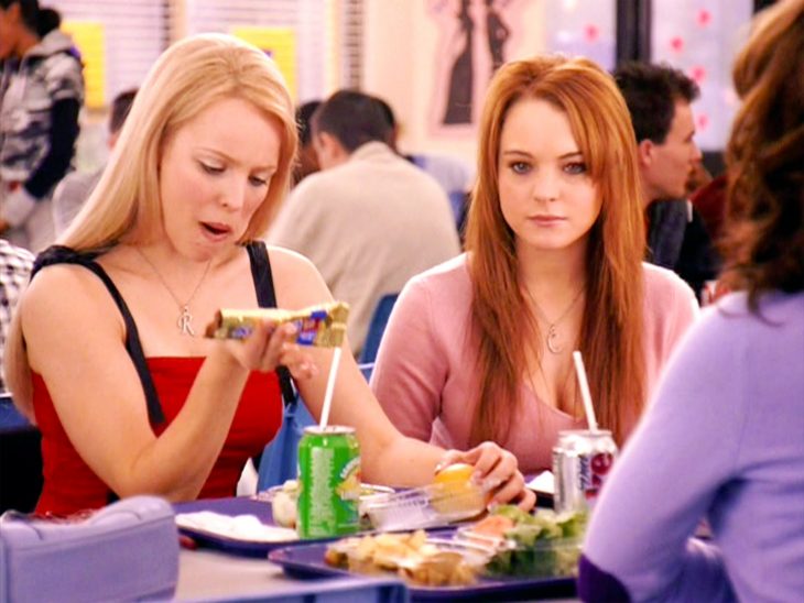 Regina George comiendo junto a Cady Heron en Chicas pesadas