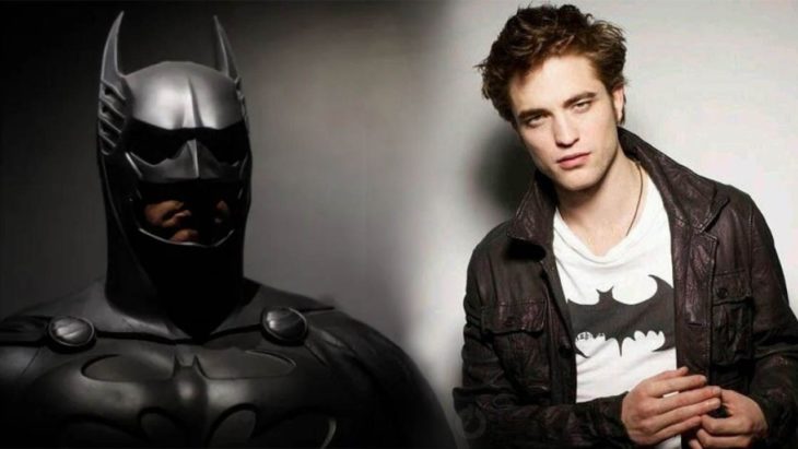 Batman el caballero de la noche, Robert Pattinson usando una camisa con el escudo de Batman, recargado en una pared