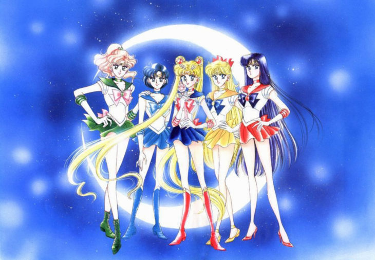 Curiosidades sobre caricatura Sailor Moon; Jupiter, Mercurio, Serena, Venus y Marte; Lita, Ami, Usagi, Mina y Rei, con Luna de fondo