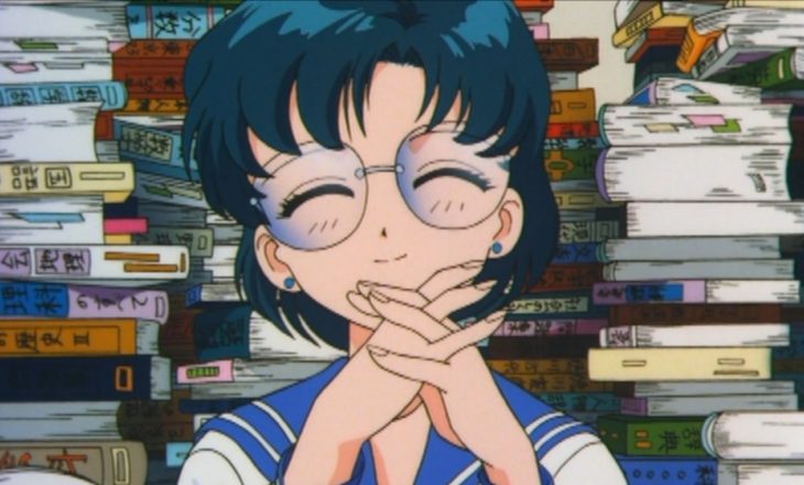 Curiosidades sobre caricatura Sailor Moon; Ami de cabello azul con libros atrás de ella y lentes