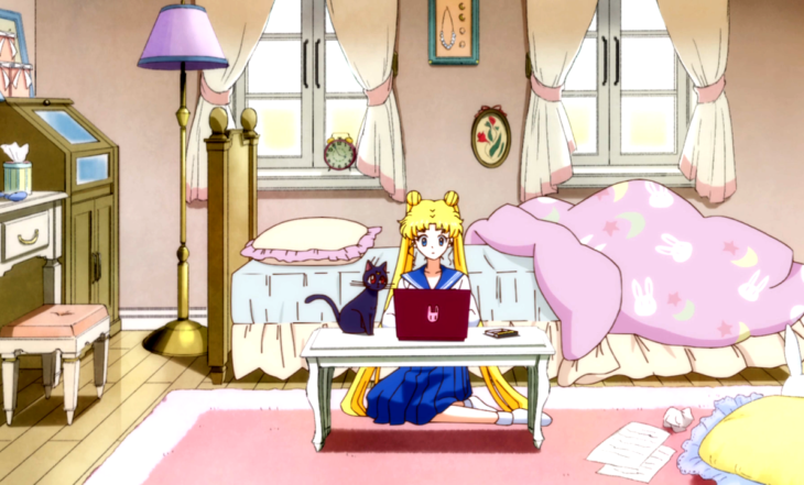 Curiosidades sobre caricatura Sailor Moon; cuarto de Serena Tsukino con cobijas de conejo, Usagi en su computadora junto a gata Luna