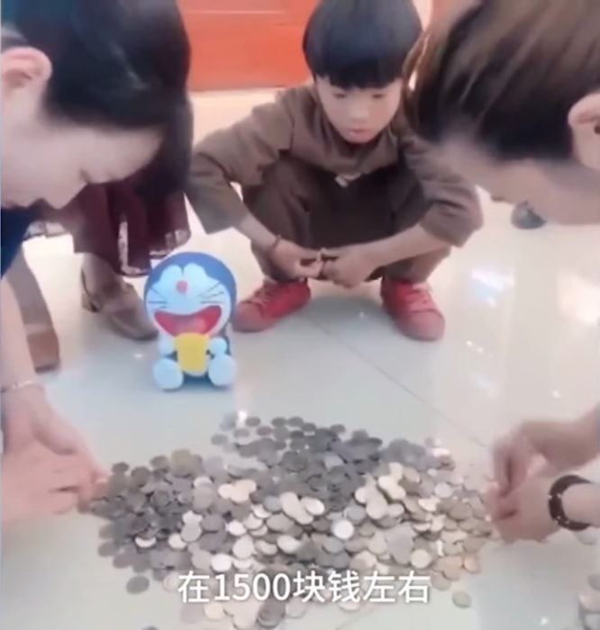 Guo Yifan rompió sus alcancías con todos sus ahorros para comprarle a su mamá un anillo en el Día de las Madres