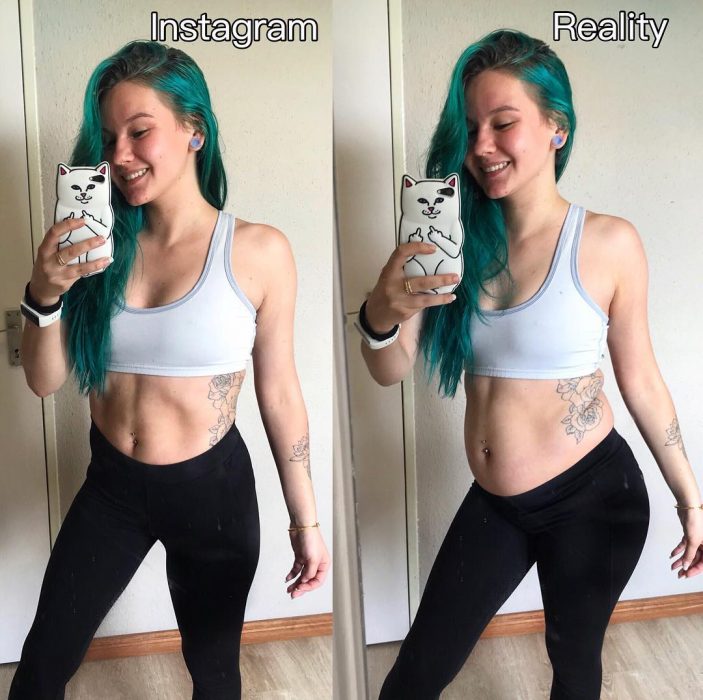 Bloguera Sara Putho, selfies comparativas entre la expectativa en Instagram y la realidad; chica de cabello verde y largo con top blanco y leggins negros, con tatuajes de flores y piercing en el ombligo y el septum tomándose foto con celular con funda de gato blanco