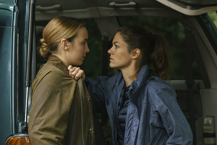 Escena de la serie Killing Eve: mujeres retandose con la mirada mientras hablan frente a frente molestas