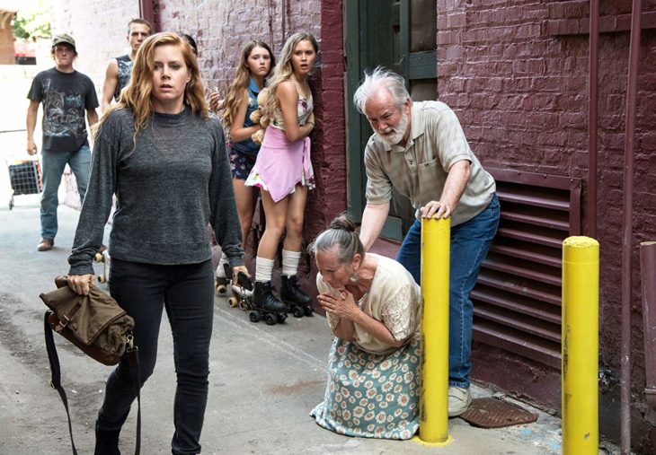 Escena de la serie Heridas Abiertas. Amy Adams descubriendo un cadáver 