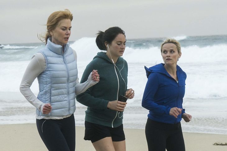 Escena de la serie Big Little Liars. Mujeres corriendo por la playa conversando 