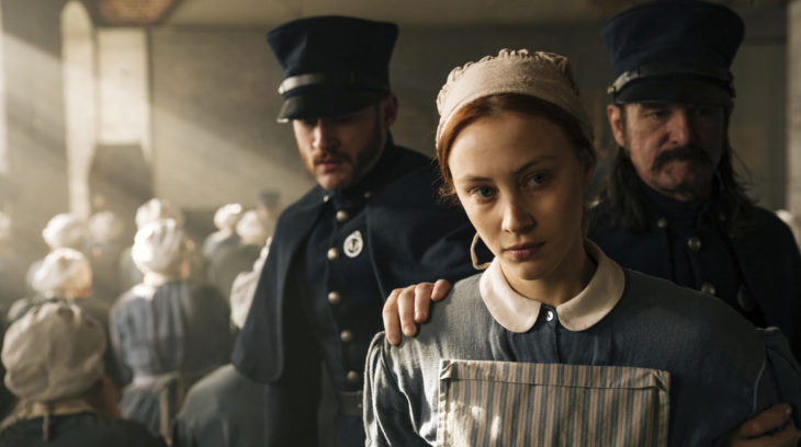 Escena de la serie Alias Grace. Ama de llaves detenida por dos policías 