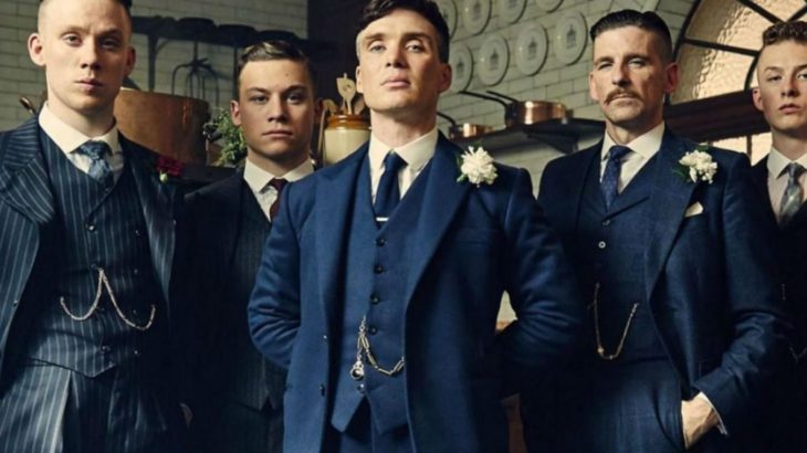 Poster de la serie : Peaky Blinders. Personajes vestidos con traje de gala mientras posan para una fotografía 