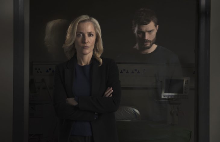 Serie de Netflix: The Fall. Jamie Dornan viendo a través de un espejo a una detective que busca encarcelarlo 