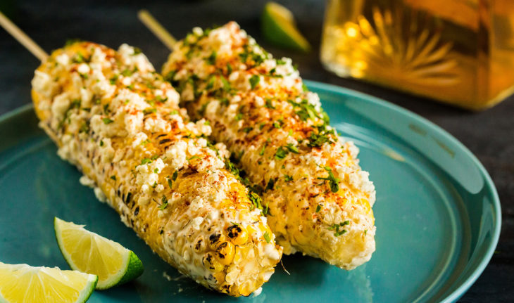 Elotes con crema, queso, chile en polvo y perejil