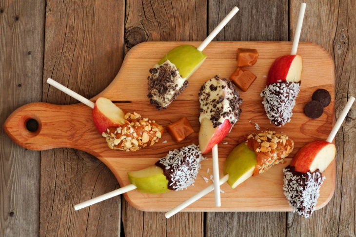 Manzanas bañadas en chocolate y frutos secos