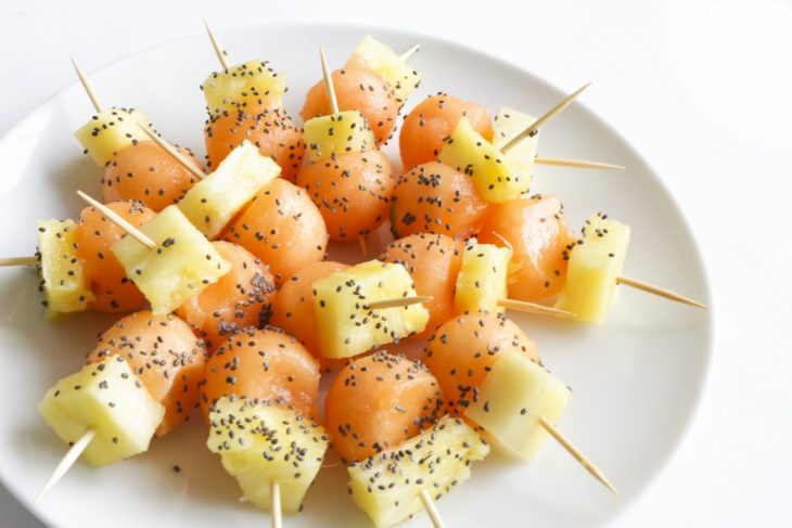 Bolitas de melón con piña y chía