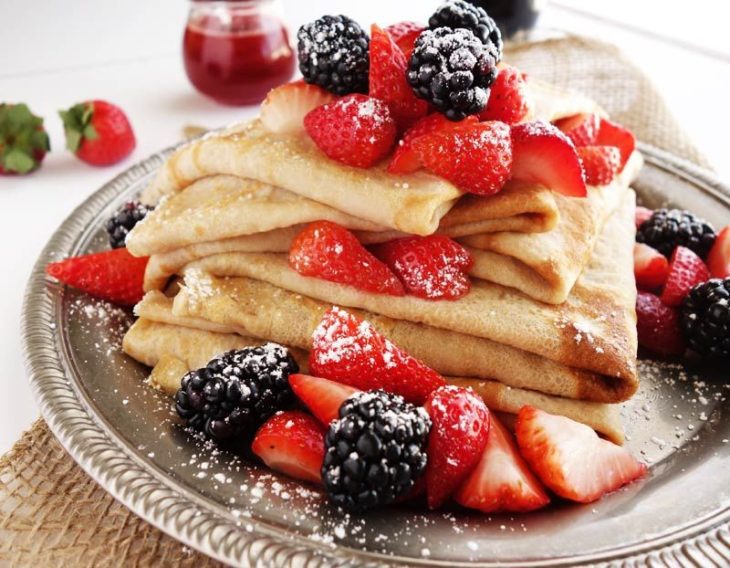 Crepas rellenas de queso crema con zarzamora y moras