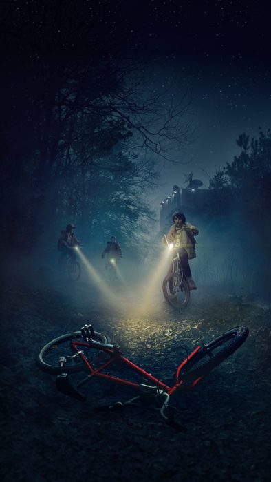 Wallpapers de serie Stranger things; fondo de pantalla para celular de Mike, Dustin y Lucas andando en bicicleta