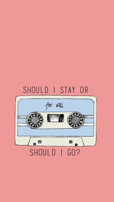 Wallpapers de serie Stranger things; fondo de pantalla para celular de casette que Jonathan le regala a Will, should i stay or should I go? de The clash