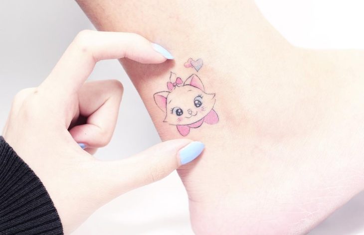 Tatuaje minimalista de gata de los Aristogatos, Marie de Disney en el tobillo