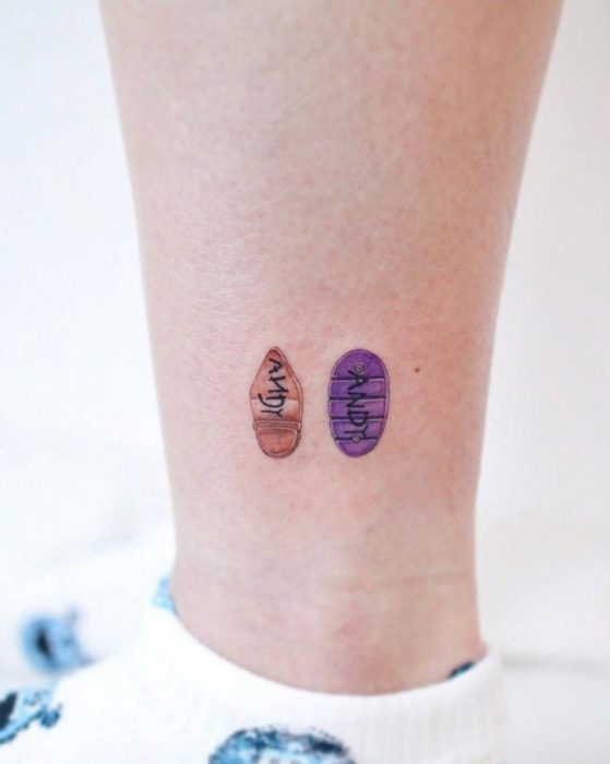 Tatuaje minimalista de Toy Story, marca en las botas de Woody y Buzz Lightyear de Disney en la pierna