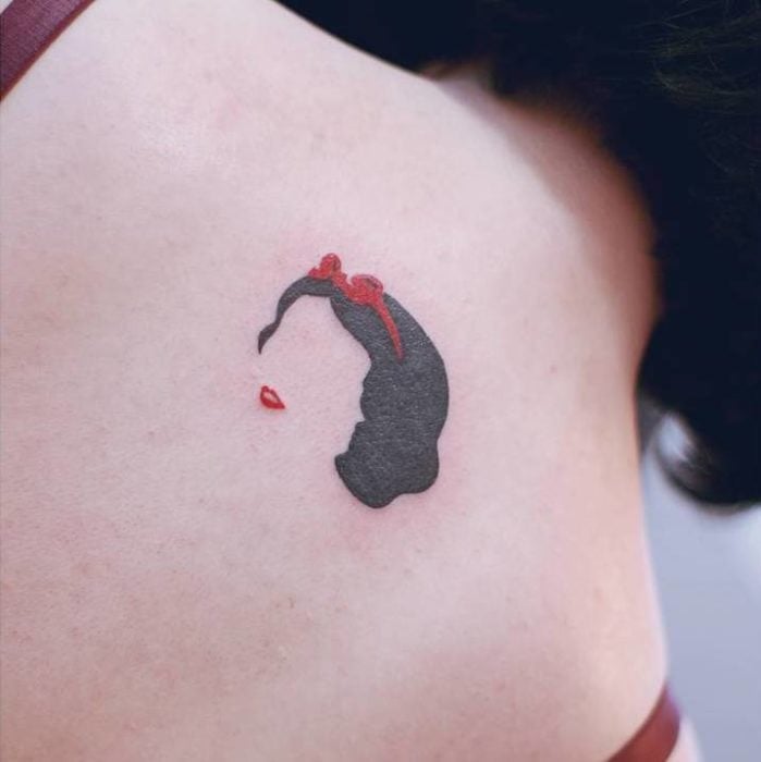 Tatuaje minimalista de Blancanieves en la espalda