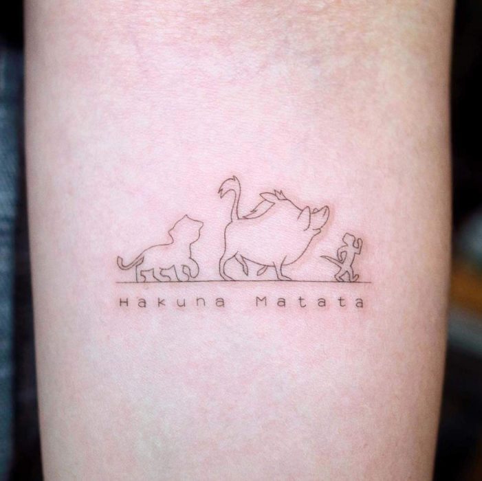 Tatuaje minimalista del Rey León de Disney; Timón, Pumba y Simba, Hakuna matata