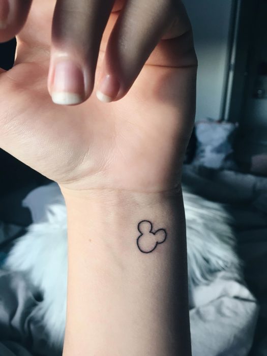 Tatuaje minimalista de Mickey Mouse de Disney en la muñeca