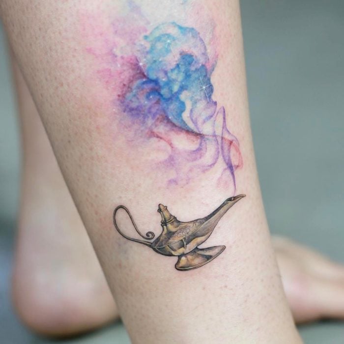 Tatuaje minimalista de lámpara de Aladdin de Disney en la pierna