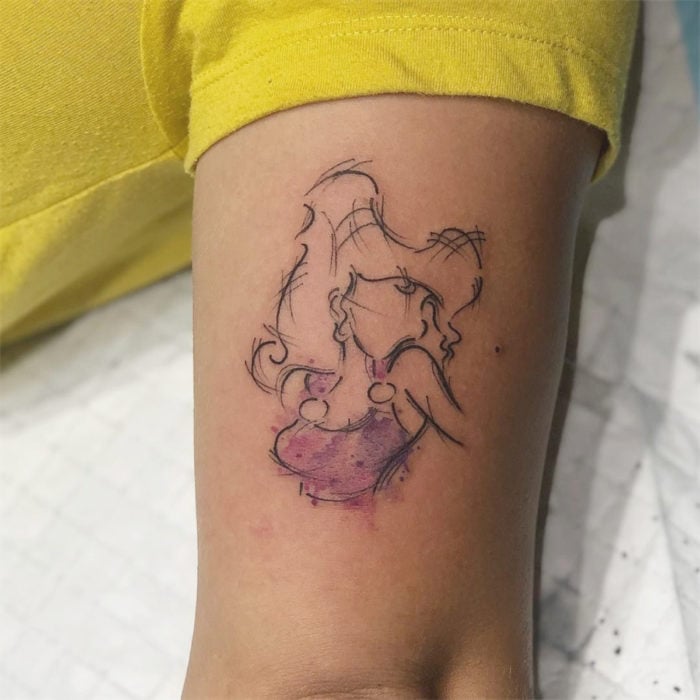 Tatuaje minimalista de Megara de Hércules de Disney, en el brazo