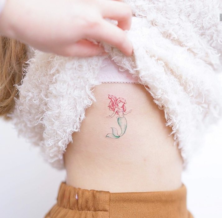 Tatuaje minimalista de Ariel de La Sirenita de Disney en las costillas