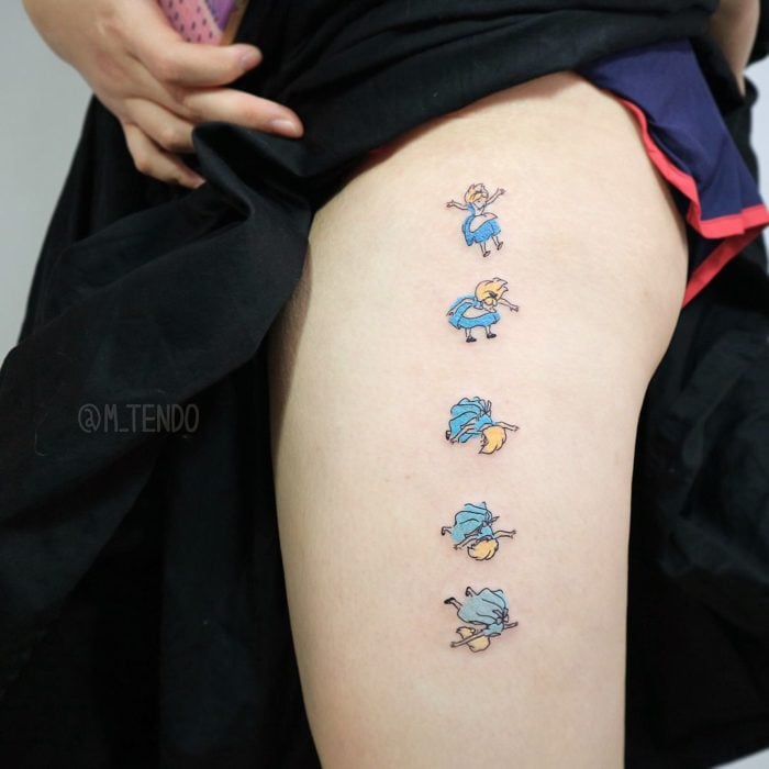 Tatuaje minimalista de Alicia en el País de las Maravillas de Disney cayendo, en la pierna
