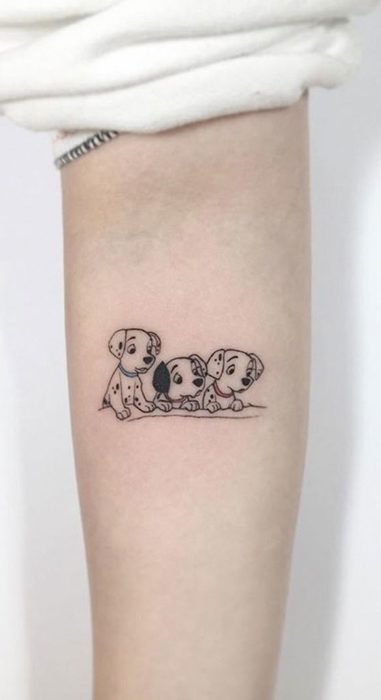 Tatuaje minimalista de 101 dálmatas en el brazo