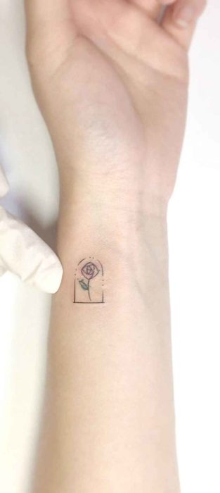 Diseño de tatuaje en el brazo que es la rosa de la Bella y la Bestia 