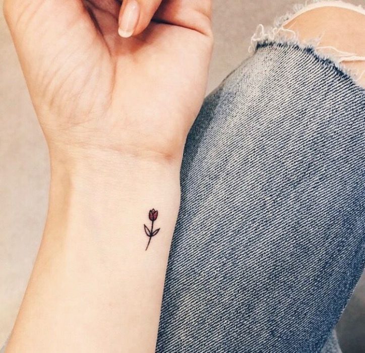 Diseño de tatuaje minimalista de tulipán en la muñeca 