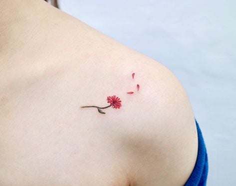 Diseño de tatuaje de flor en el hombro 