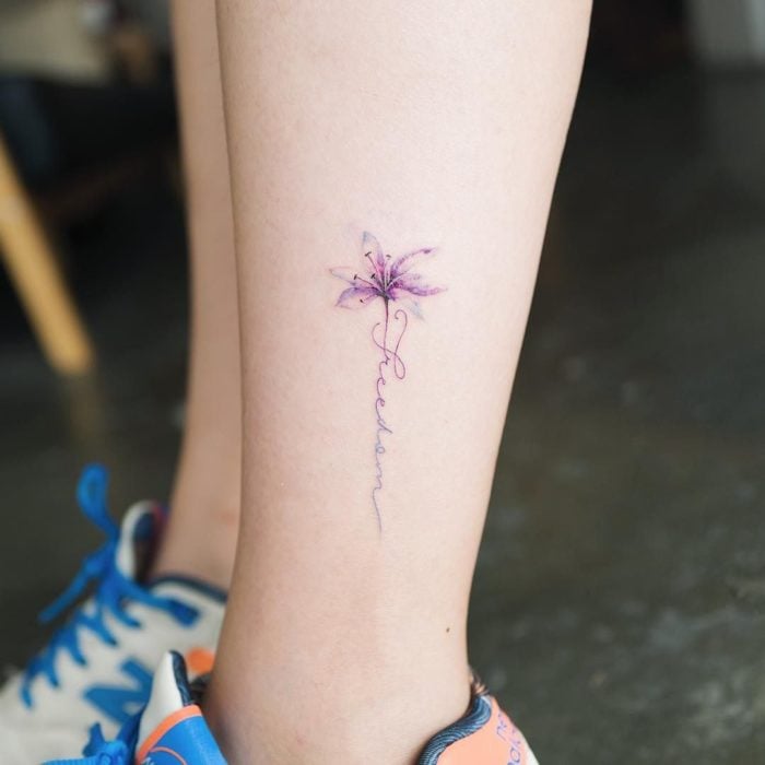Diseño de tatuaje de flor minimalista que es una orquídea que forma una frase 