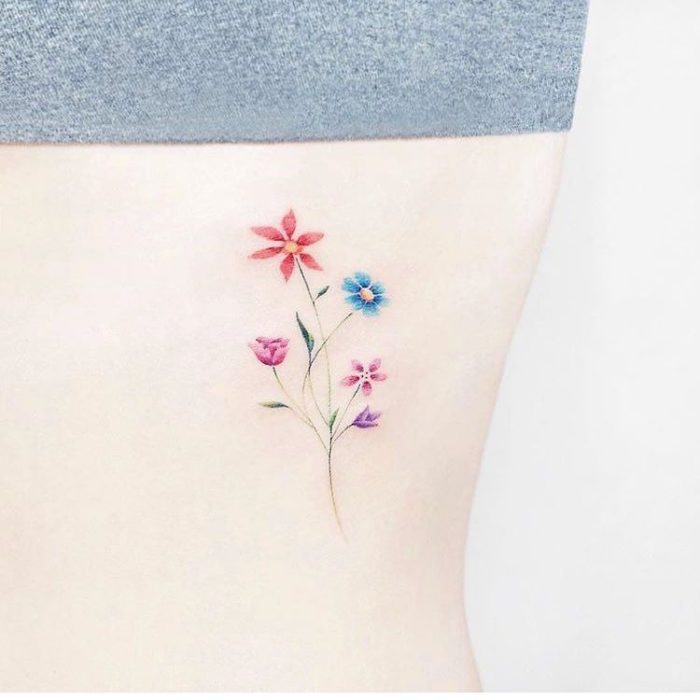 Diseño de tatuaje minimalista de un tallo con diferentes flores 