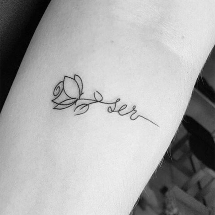 Diseño de tatuaje minimalista de una rosa que con el tallo forma la palabra Ser 