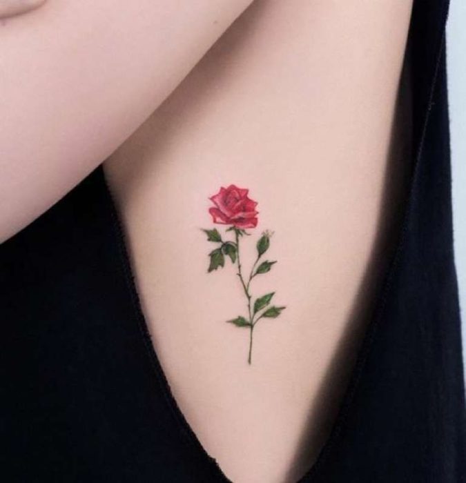 Diseño de tatuaje de una rosa colocada en las costillas 