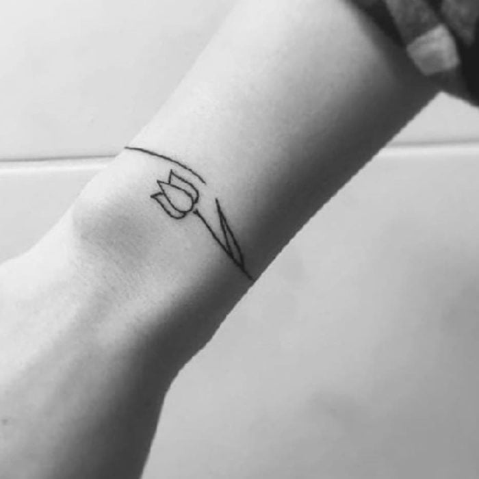 Diseño de un tatuaje que es un tulipan en forma de pulsera 