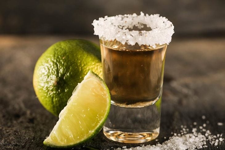 Tequila con sal y limón remedio para la osteoporosis