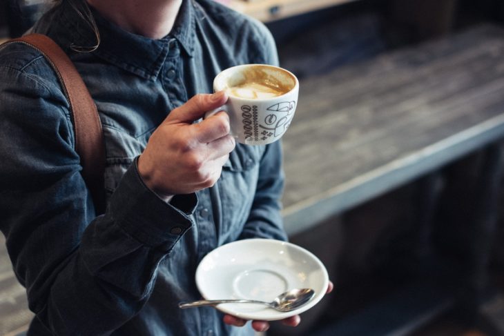 Chica sosteniendo una taza de café