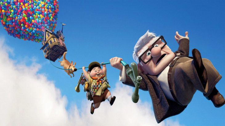 Curiosidades de película de Disney-Pixar, Up: una aventura de altura; Carl Fredricksen, Russell y Dug colgando de la casa en el cielo con miles de globos