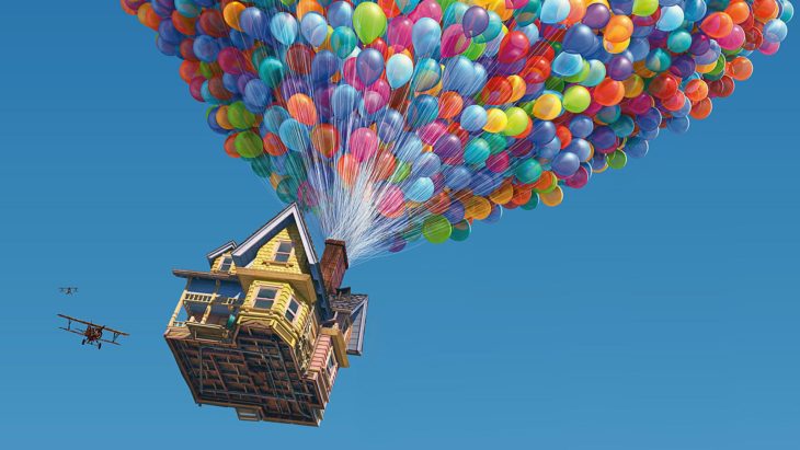 Curiosidades de película de Disney-Pixar, Up: una aventura de altura; casa flotando con miles de globos y un avión al lado