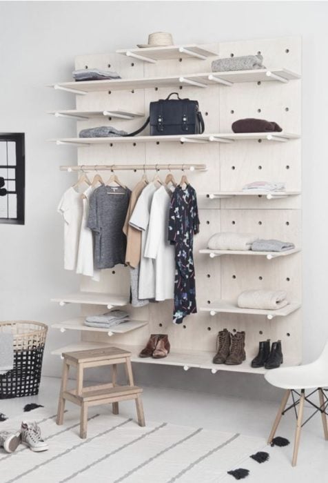 armario en tono blanco elaborado con madera, fijado a la pared