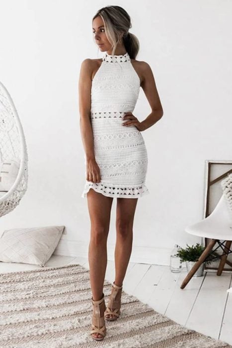 Chica usando un vestido de color blanco con textura tejida 